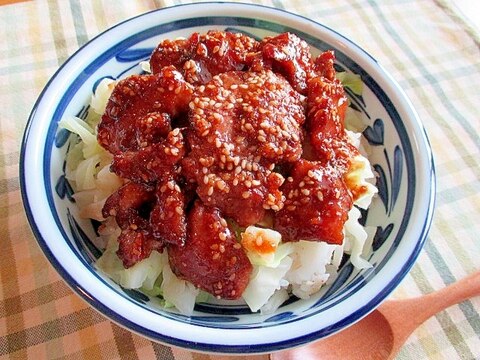 キャベツもたっぷり！スタミナ豚タン丼♪